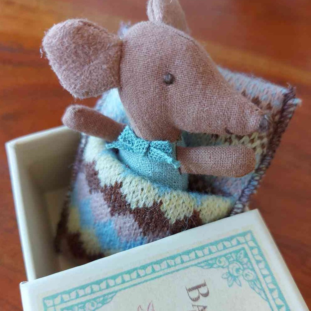 Maileg Maus BABYMAUS blau SLEEPY WAKEY Säugling in Box + Schlafsack – Luise & Fritz