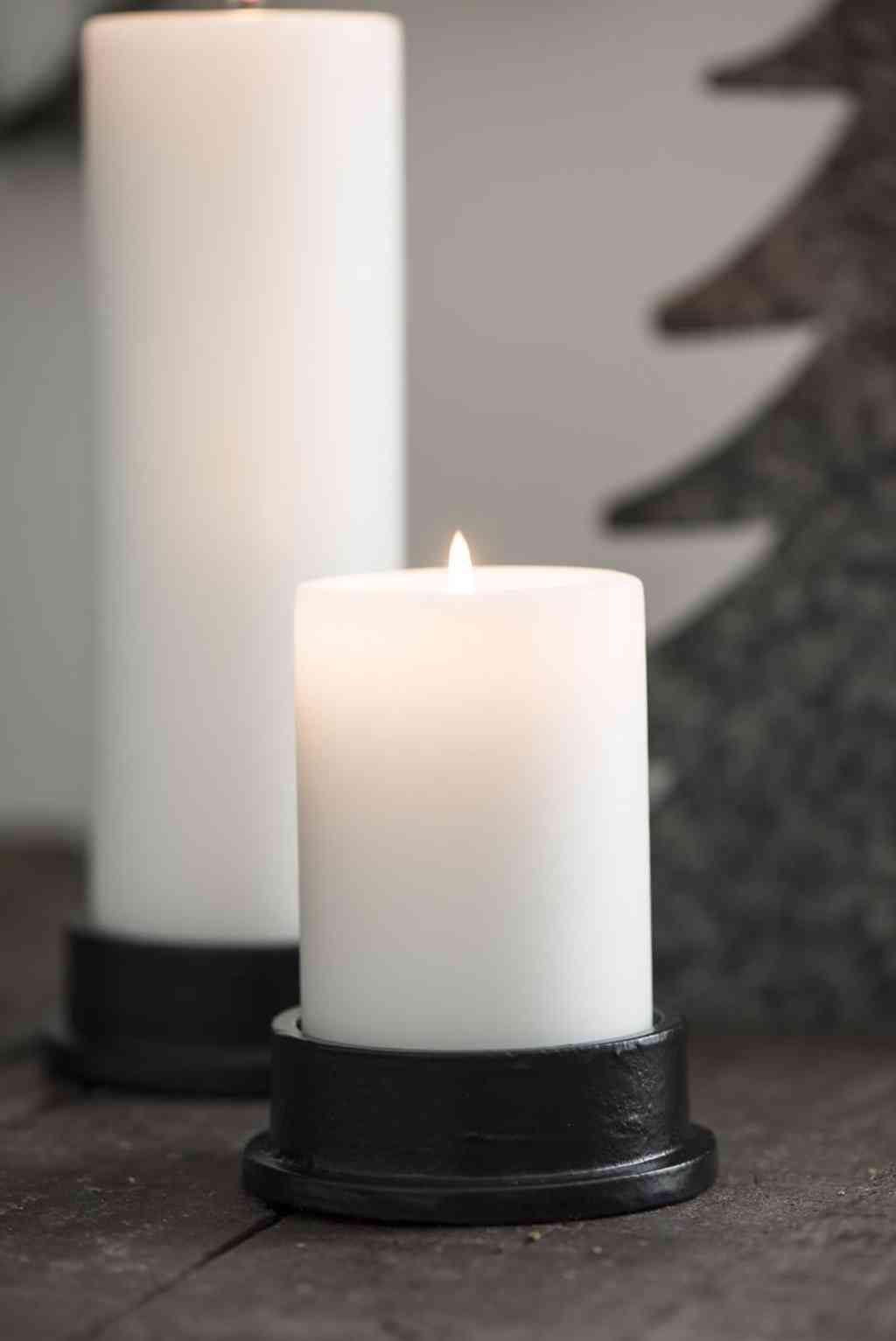 Stimmungsfoto mit Kerzenhalter von ib Laursen aus Gusseisen, perfekt für Blockkerzen, erhältlich bei luiseundfritz.de
