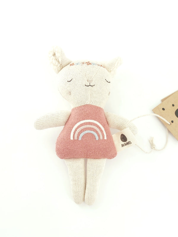 Babyrassel LAMM Kuscheltier mit gesticktem Regenbogen und Blümchen BIO-Baumwolle 16 cm | Ava & Yves