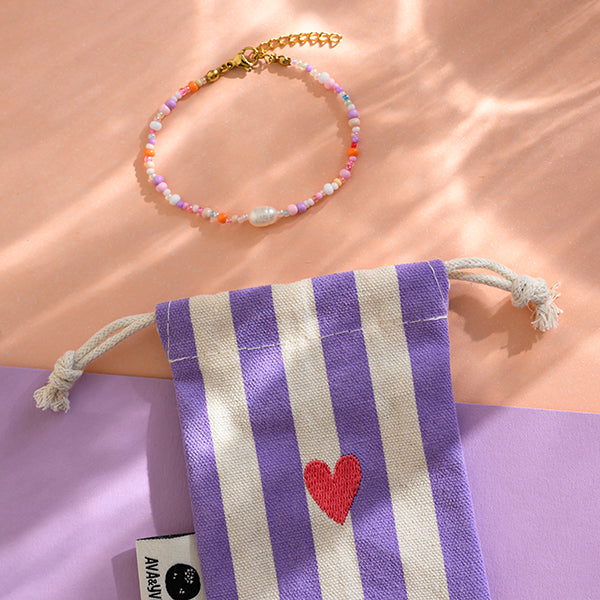 PERLENARMBAND rosa/lila inklusive gestreiftem STOFFBEUTEL mit gesticktem HERZ erhältlich bei www.luiseundfritz.de