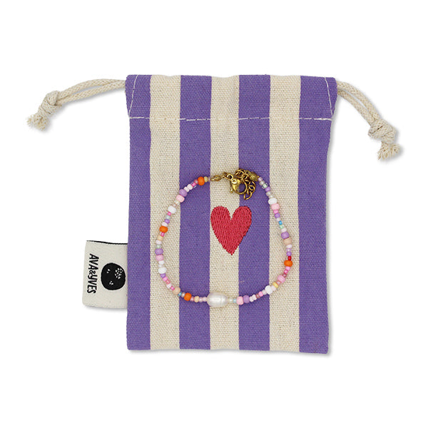 PERLENARMBAND rosa/lila inklusive gestreiftem STOFFBEUTEL mit gesticktem HERZ erhältlich bei www.luiseundfritz.de