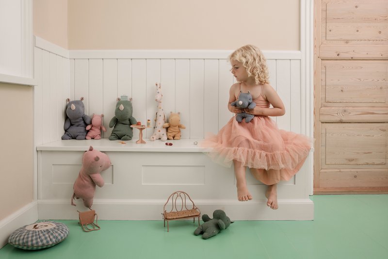 Maileg Stimmungsbild mit Nashörnern, Giraffe, Mädchen im Tüllkleid und Puppenbank, alles erhältlich bei www.luiseundfritz.de