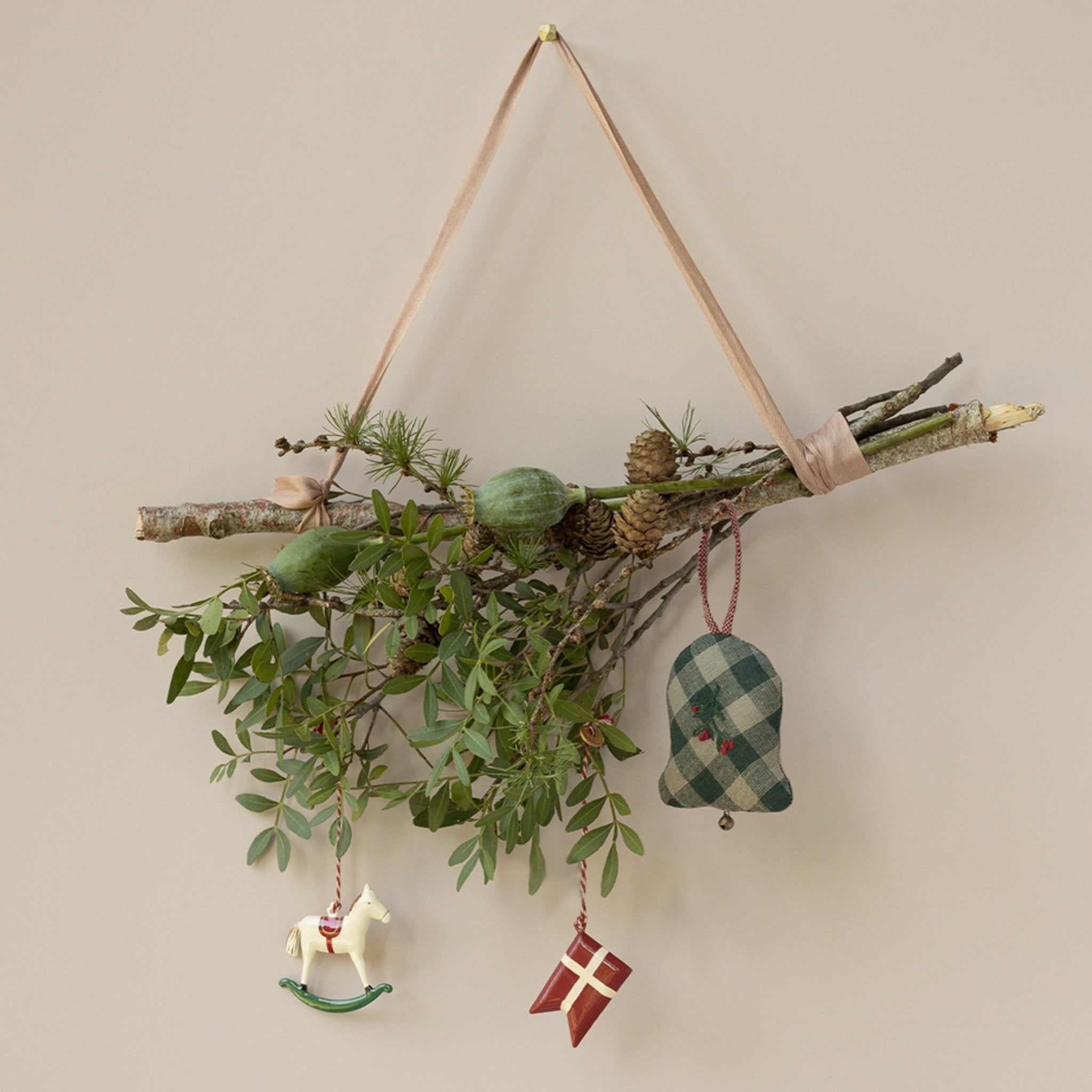 Maileg GLOCKE Ornament grün kariert Stickerei mit rot Stoffanhänger 8 cm Baumschmuck, erhältlich bei www.luiseundfritz.de