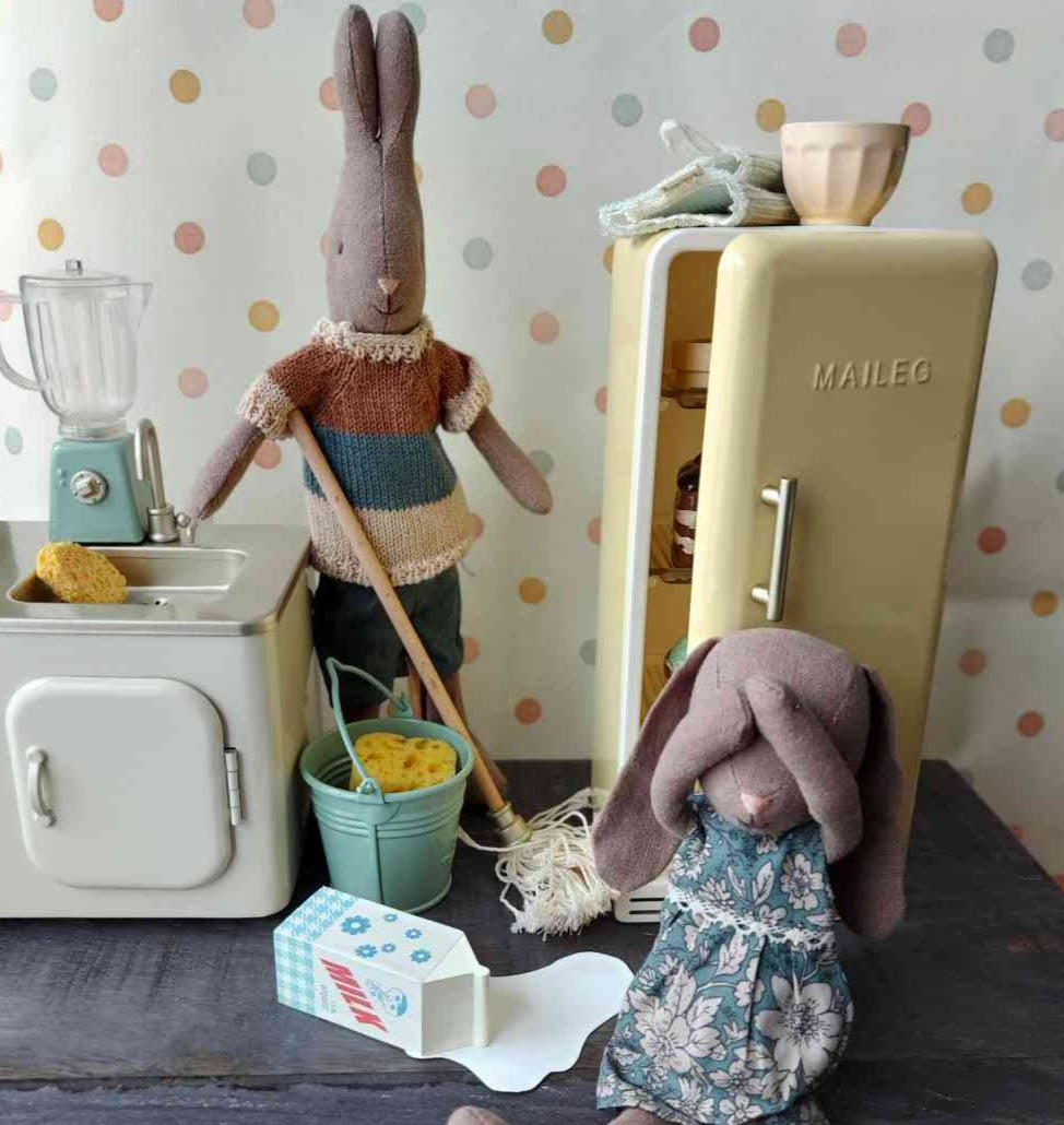 Maileg Hase size2 und Bunny Size1 in der Hasenküche mit Kühlschrank und Mixer sowie Eimer und Wischmop, alles erhältlich bei www.luiseundfritz.de