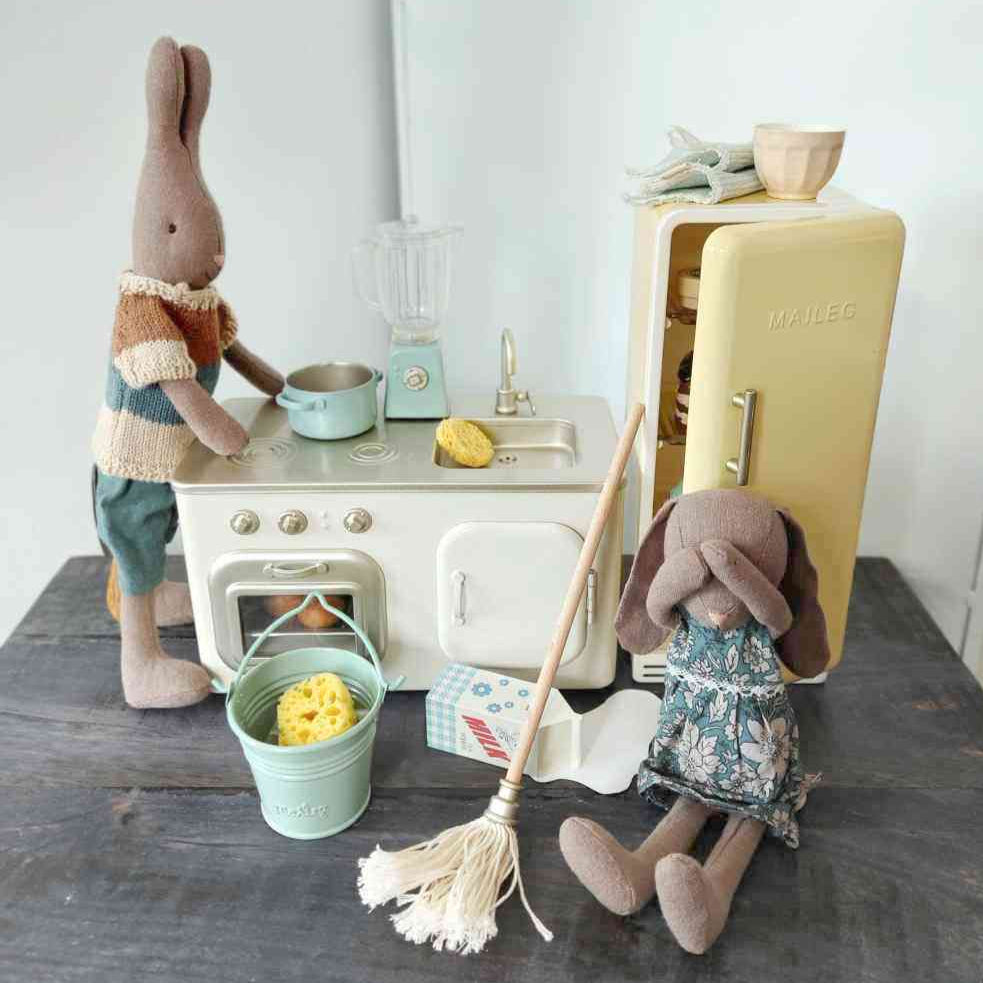 Maileg Hase size2 und Bunny Size1 in der Hasenküche mit Kühlschrank und Mixer sowie Eimer und Wischmop, alles erhältlich bei www.luiseundfritz.de