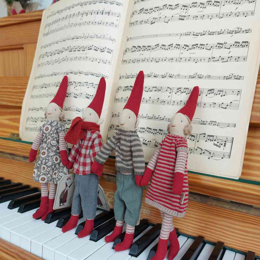 Maileg Kletterwichtel in vier verschiedenen Ausführungen, 2 Mädchen, 2 Jungs abgebildet auf einem Klavier. Alle Wichtel erhältlich bei www.luiseundfritz.de