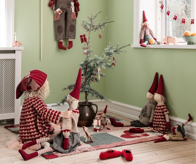 Maileg Stimmungsbild mit Weihnachtswichteln kleine und große, sowie Tannenbaumteppich von Maileg. Außerdem Kind mit Maileg-Pullover und  Wichtelmütze. Alles erhältlich bei www.luiseundfritz.de