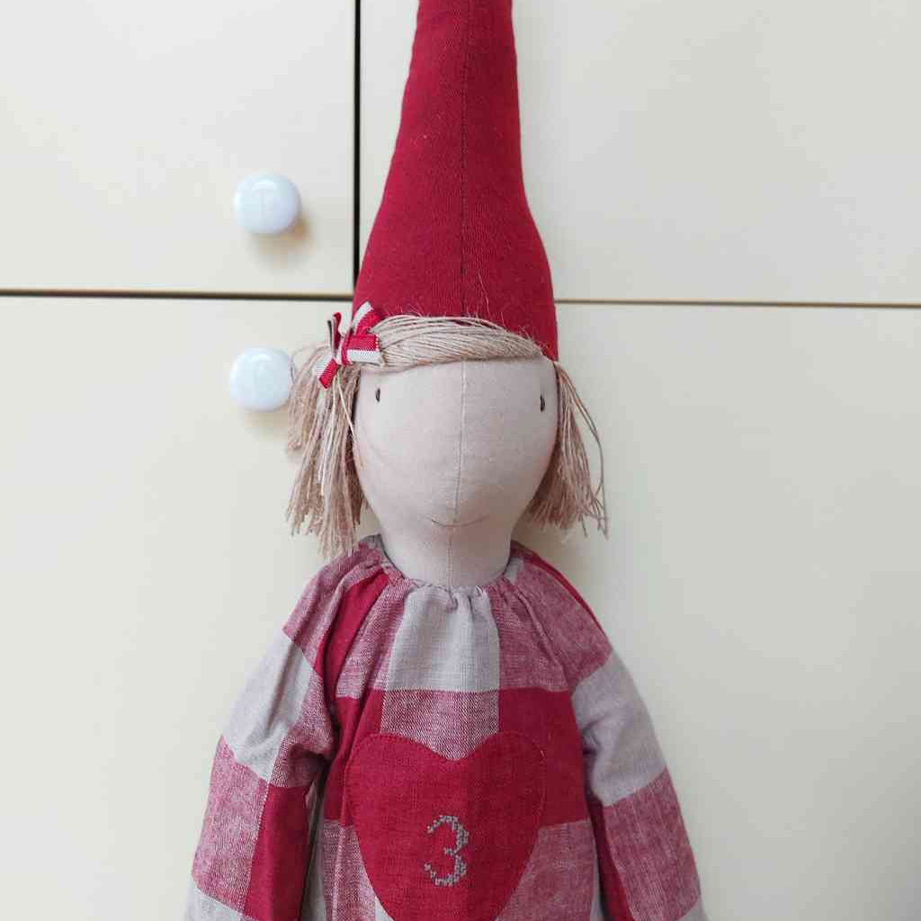 Detailaufnahme von Maileg Wichtel Adventskalender ca. 107 cm Wichtelmädchen mit 4 Ösen/Taschen ☆ PIXY erhältlich bei www.luiseundfritz.de