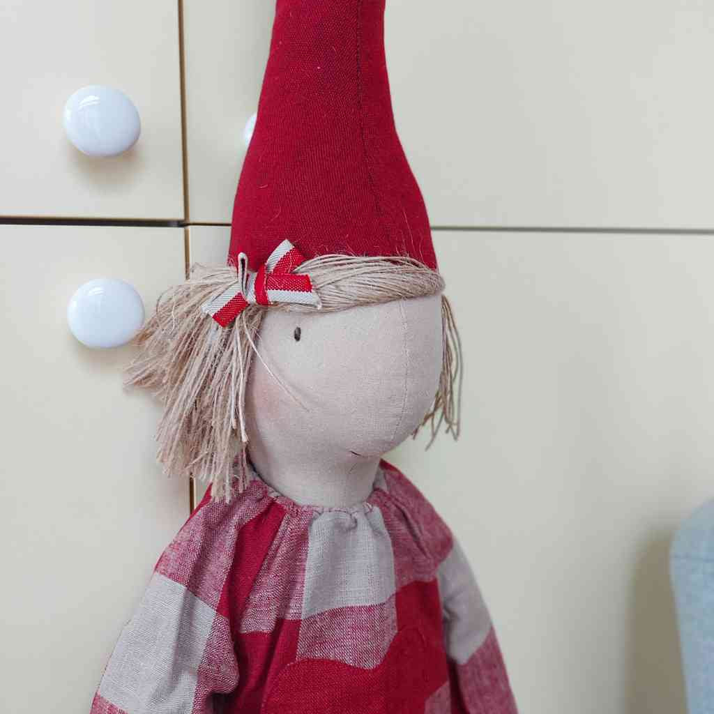 Detailfoto von Maileg Wichtel Adventskalender ca. 107 cm Wichtelmädchen mit 4 Ösen/Taschen ☆ PIXY erhältlich bei www.luiseundfritz.de