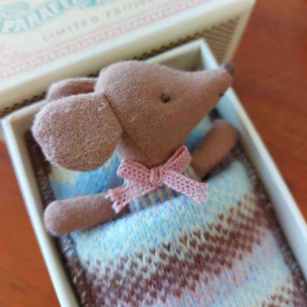 Detailaufnahme von Maileg Babymaus rose Maus SLEEPY WAKEY Säugling in Box + Schlafsack bei www.luiseundfritz.de