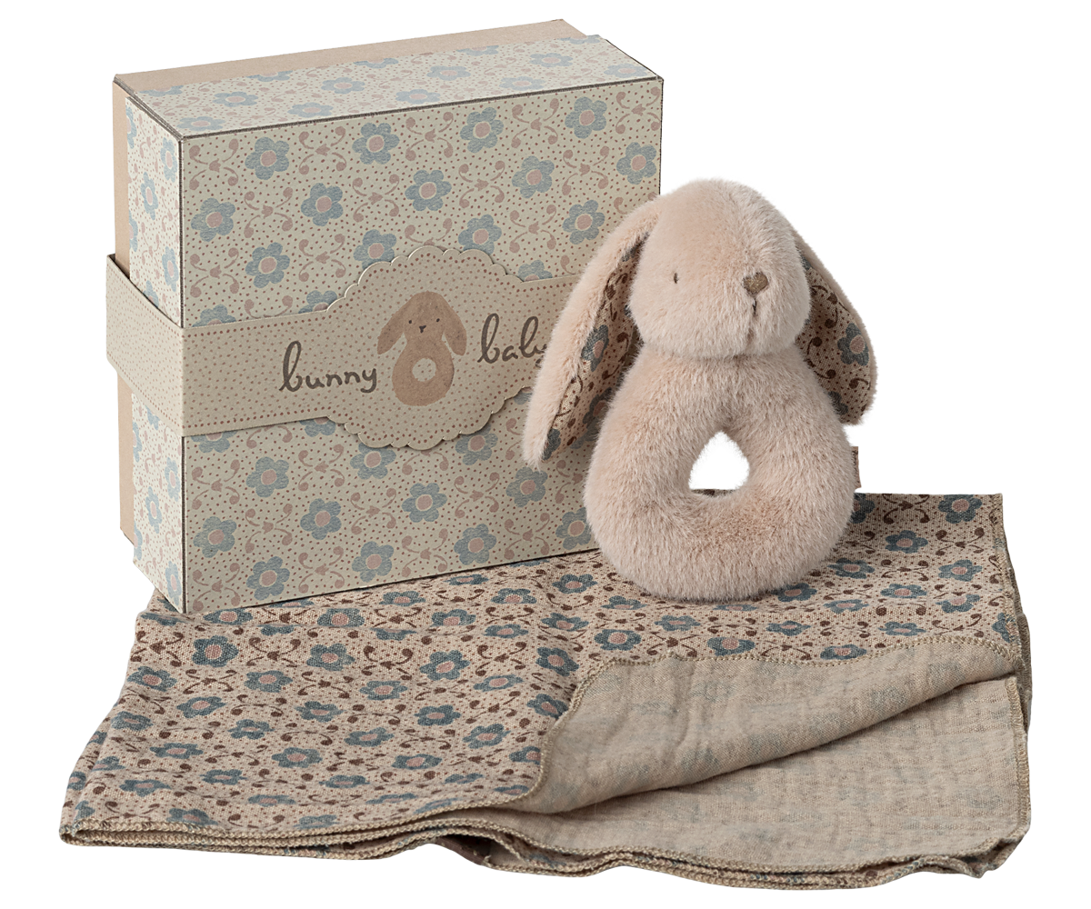 Maileg Rassel-Set BABYRASSEL Bunny und SCHMUSETUCH powder in Geschenkbox erhältlich bei www.luiseundfritz.de