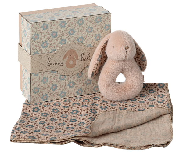 Maileg Rassel-Set BABYRASSEL Bunny und SCHMUSETUCH powder in Geschenkbox erhältlich bei www.luiseundfritz.de