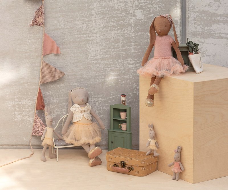 Maileg Balletthasen in verschiedenen Größen, mit Tüllröcken, alles erhältlich bei www.luiseundfritz.de