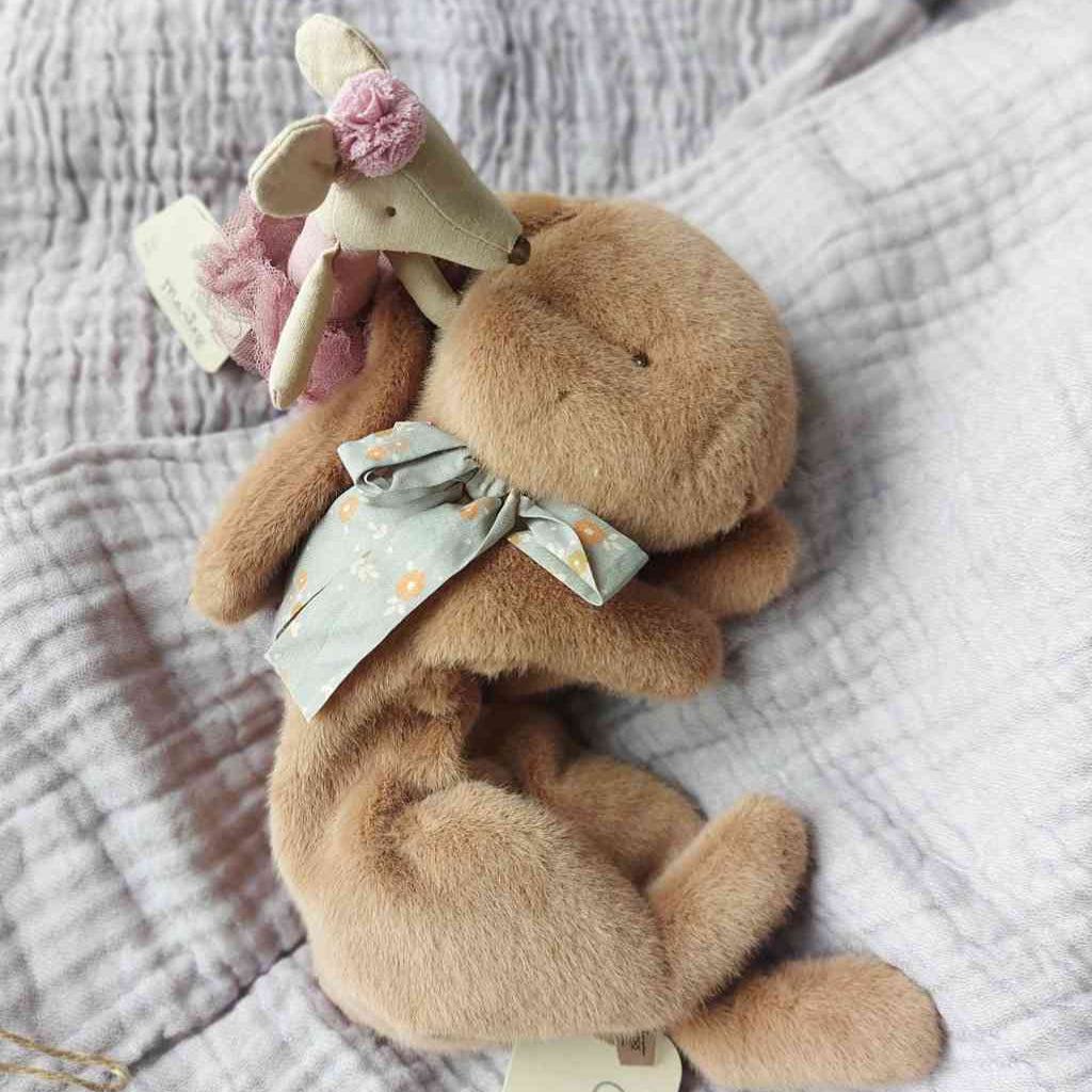 Maileg Plüschhase schlafend SOFT BROWN Kaninchen Schmusetier ca. 28 cm Bunny mit Maileg Ballerina-Maus Heather auf Plaid in flieder. Alles erhältlich bei www.luiseundfritz.de