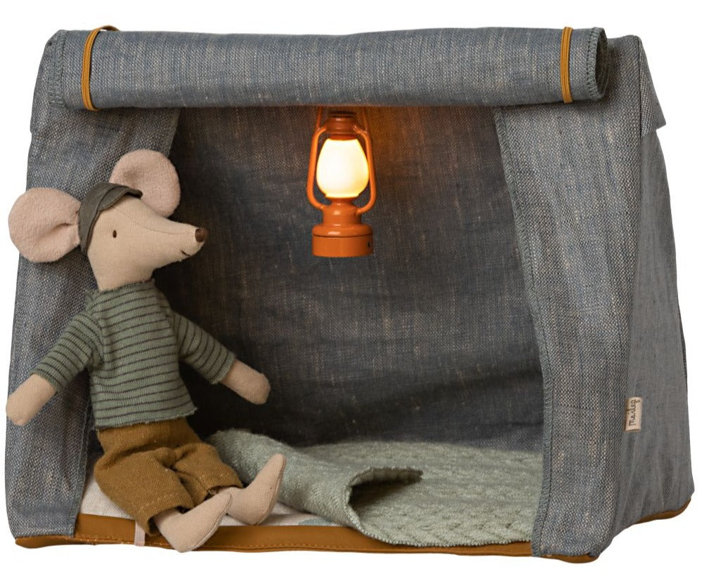 Maileg Zelt HAPPY CAMPER TENT Campingzelt für Maileg-Mäuse WENIGEN TAGEN BEI UNS! dieses Produkt findest du hier im Shop bei Luise und Fritz - Abb: Maileg-campingzelt-maus-zelt-camper-luiseundfritz.de-11-2400-00