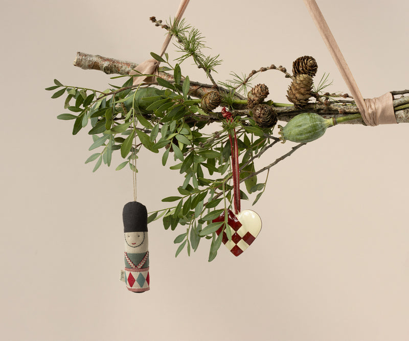 Stimmungsfoto mit Flechtherz und Maileg Garde Ornament blau Stoffanhänger Leibwache ca. 10 cm Baumschmuck erhältlich bei www.luiseundfritz.de