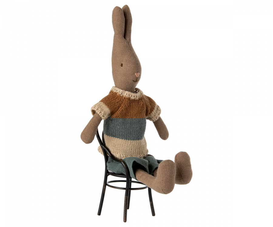 Maileg Hase Größe 2 mit stehenden Ohren Stofftier Maileghase ca. 29 cm aus braunem Leinen in Hose und Pullover erhältlich bei www.luiseundfritz.de
