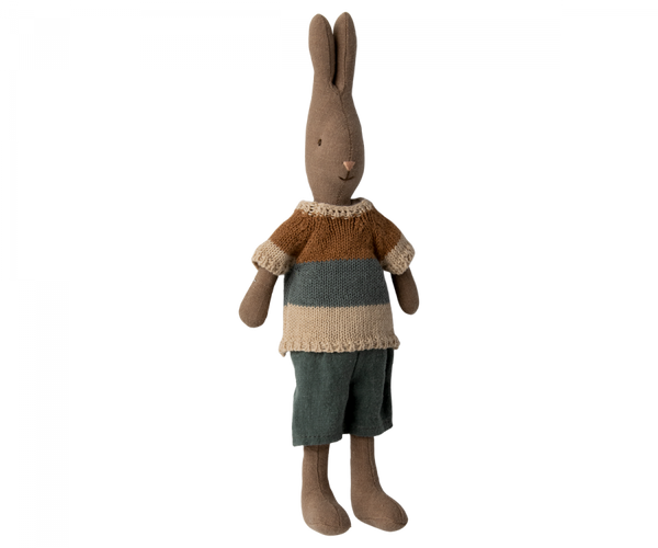 Maileg Hase Größe 2 mit stehenden Ohren Stofftier Maileghase ca. 29 cm aus braunem Leinen in Hose und Pullover erhältlich bei www.luiseundfritz.de