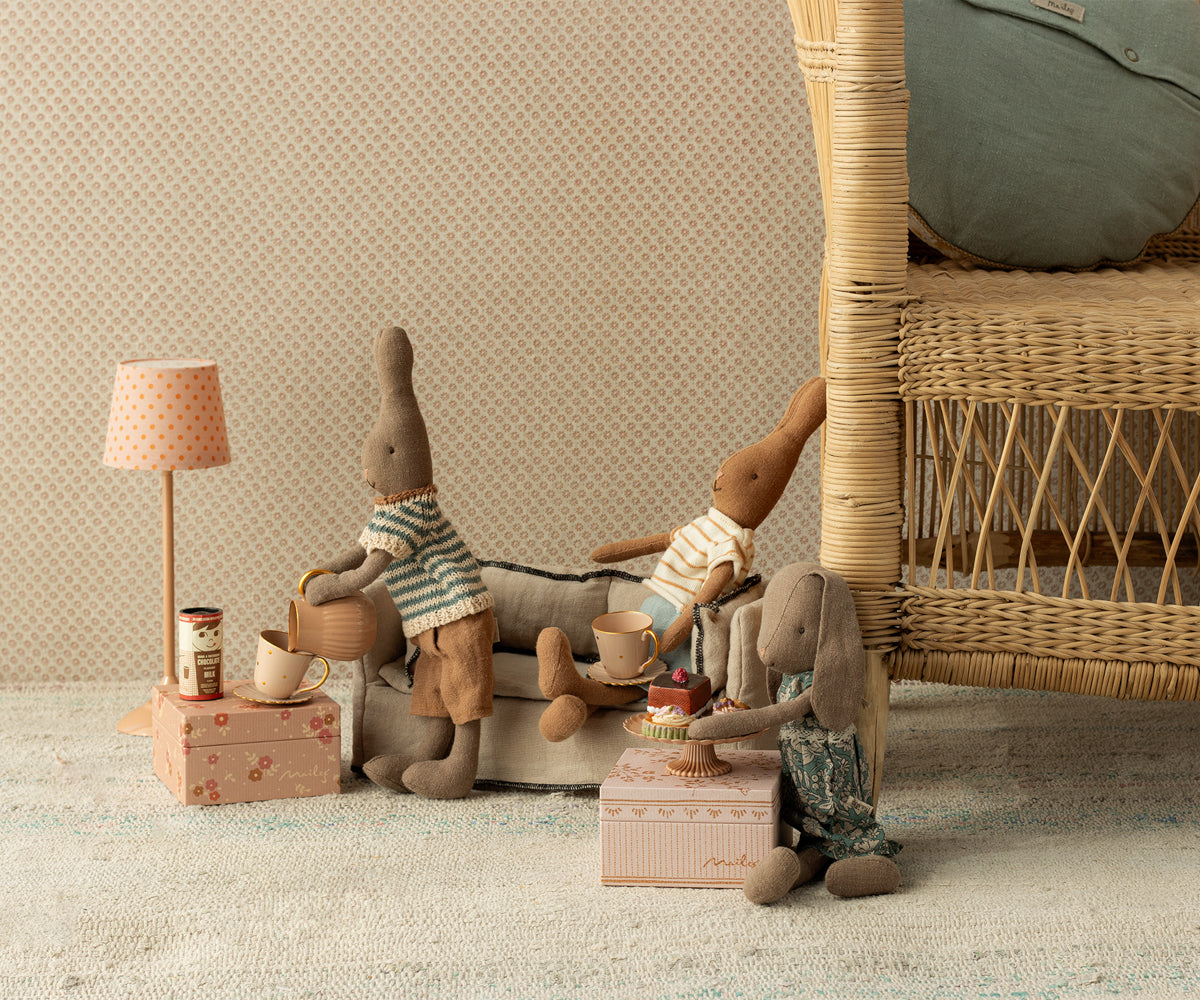 Maileg, heiße Schokolade Set und Petit Fours set mit Hasen auf der Couch, alles erhältlich bei www.luiseundfritz.de