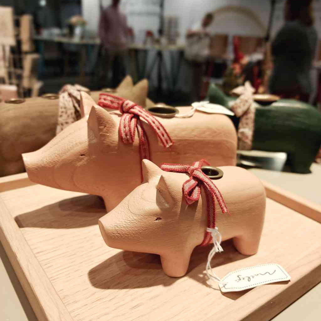 Maileg Holzschweine-Kerzenständer in medium und small in rosa. Alle erhältlich bei www.luiseundfritz.de