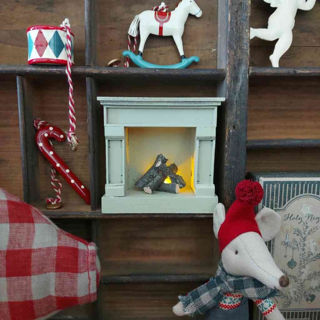 Maileg Winterzauber: Kamin, weihnachtsmaus, Anhänger, alles erhältlich bei www.luiseundfritz.de