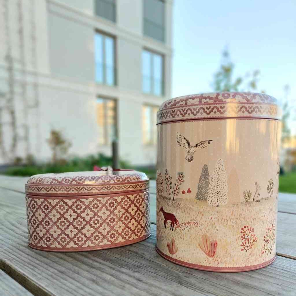 Stimmungsfoto: Maileg Keksdosen-Set WINTER WONDERLAND 20x16 / 19x12 cm Vorratsdosen erhältlich bei www.luiseundfritz.de
