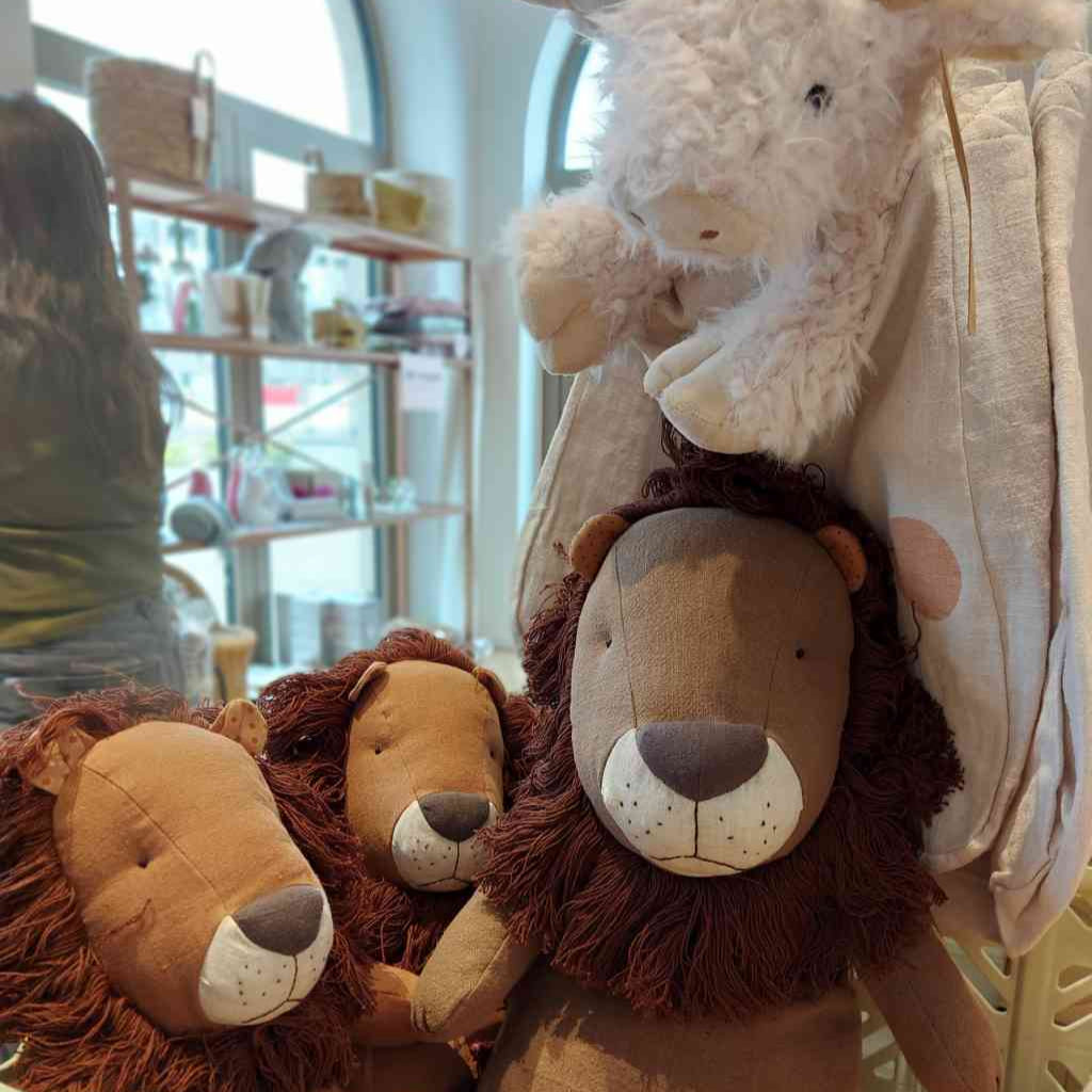 Löwen von Maileg und kuscheliges Hochlandrind-schmusetier, alles erhältlich bei www.luiseundfritz.de
