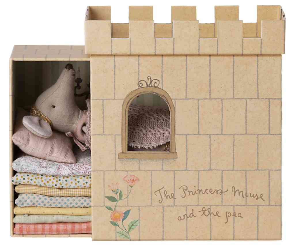 Maileg Maus PRINZESSIN auf der Erbse im Schloss mit Matratzen und rosa Kleid erhältlich bei www.luiseundfritz.de