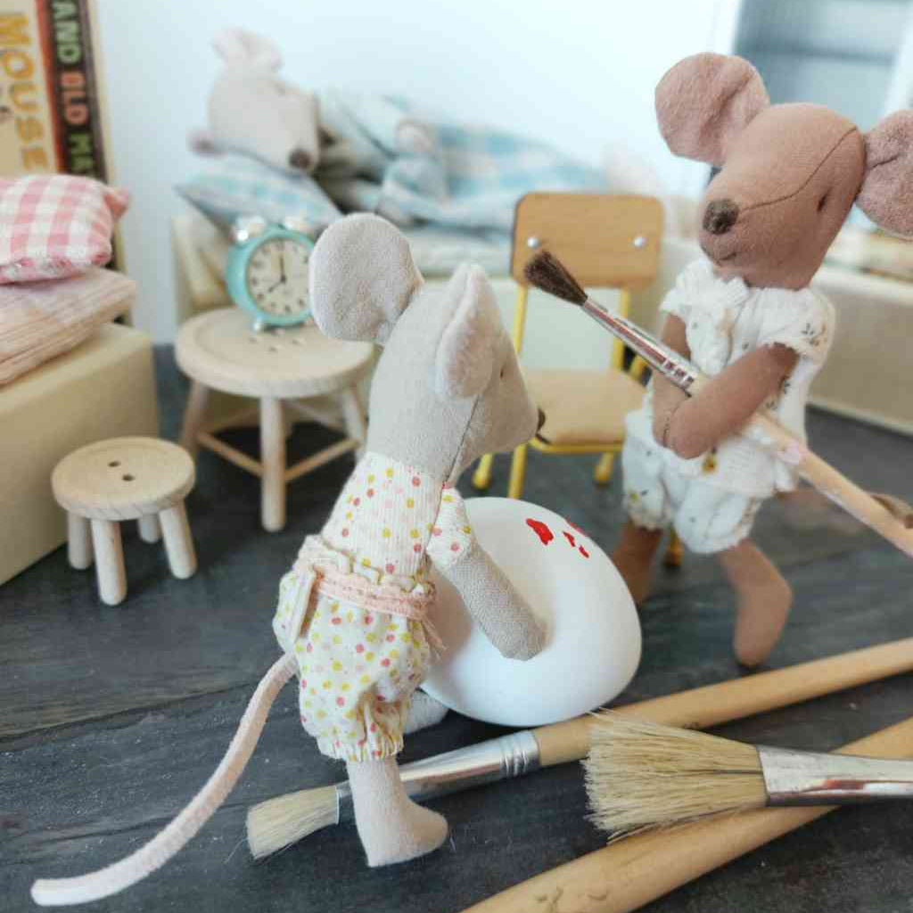 Maileg Maus große und kleine Schwester sowie schlafender große Bruder-Maus, Wecker und Mausmoebel, alles erhältlich bei www.luiseundfritz.de