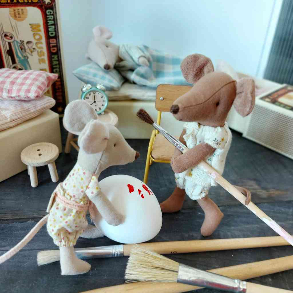 Maileg Maus große und kleine Schwester sowie schlafender große Bruder-Maus, Wecker und Mausmoebel, alles erhältlich bei www.luiseundfritz.de