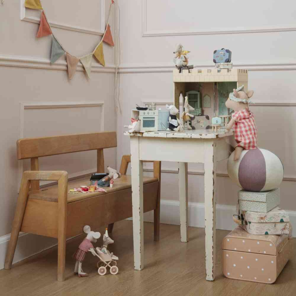 Kinderzimmer mit Maileg Mäusen, Mailegspielsachen, Schloss und Ball, alles erhältlich bei www.luiseundfritz.de