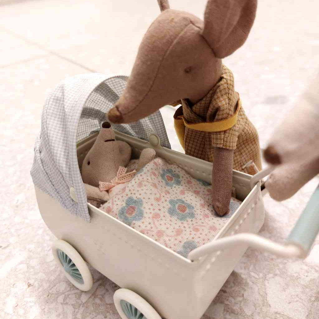 Maileg KINDERWAGEN minze mit BABYMAUS Matratze und Schlafsack