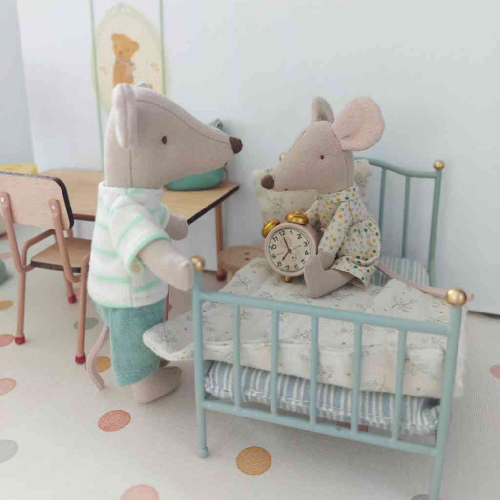 Maileg Mäuse großer und kleiner Bruder im Mauskinderzimmer mit Wecker und blauem Metallbett. Alles erhältlich bei www.luiseundfritz.de