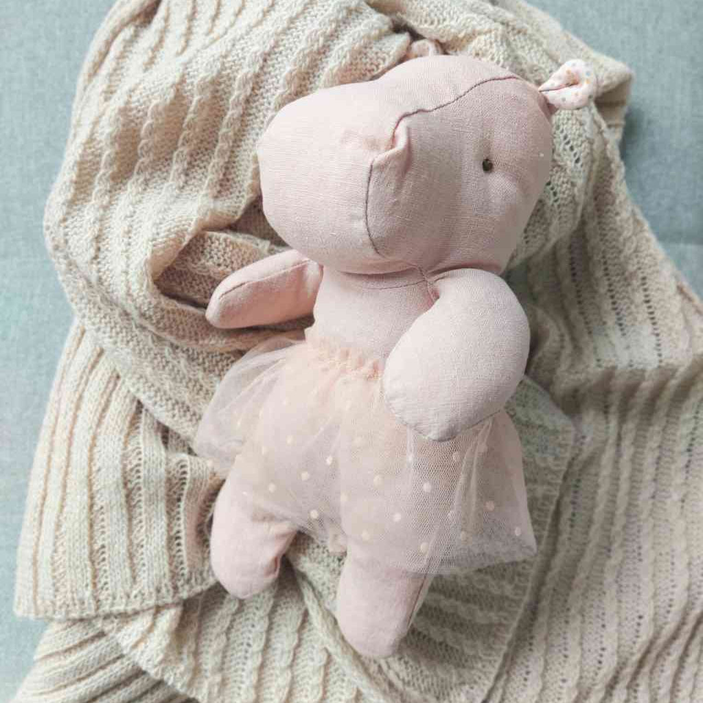 Maileg Nilpferd mit Tüllrock HIPPO ca. 23 cm rosa Flusspferd Safari Friends auf der Maileg Baby-Strickdecke. Alles erhältlich bei www.luiseundfritz.de