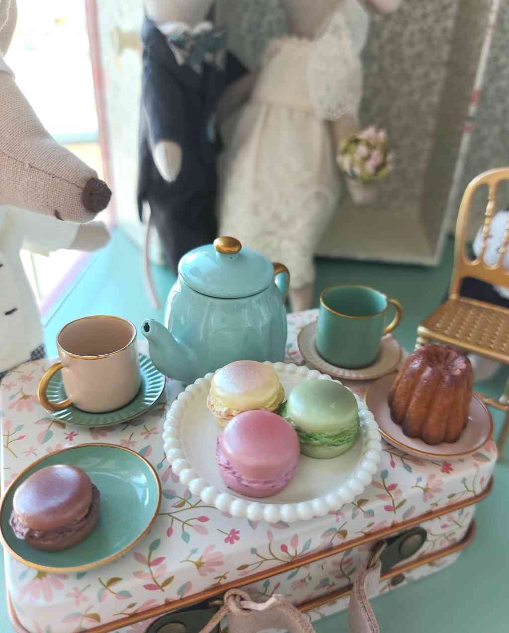 puppengeschirr für mailegmäuse "merle" mit macarons und kuchen erhältlich bei www.luiseundfritz.de