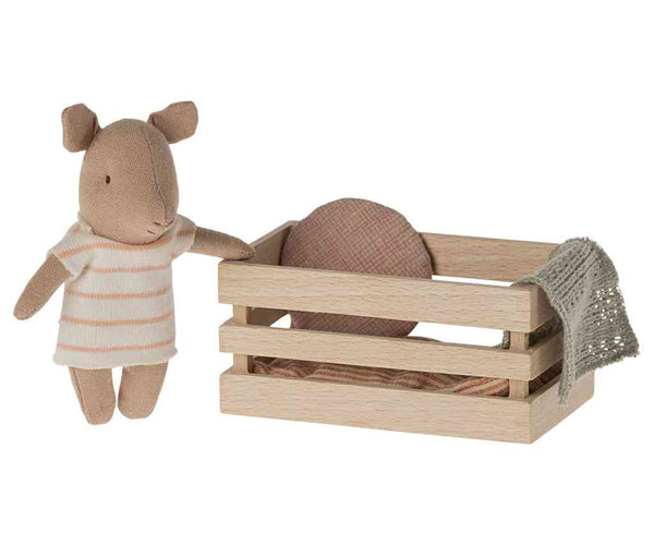 Maileg Baby-Schwein in Box FERKEL in Shirt mit Bettwäsche