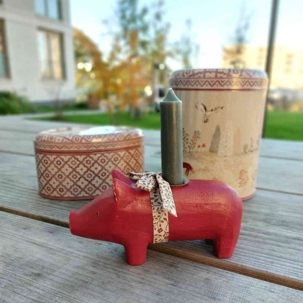 STimmungsfoto Holzschwein und Maileg Keksdosen-Set WINTER WONDERLAND 20x16 / 19x12 cm Vorratsdosen erhältlich bei www.luiseundfritz.de
