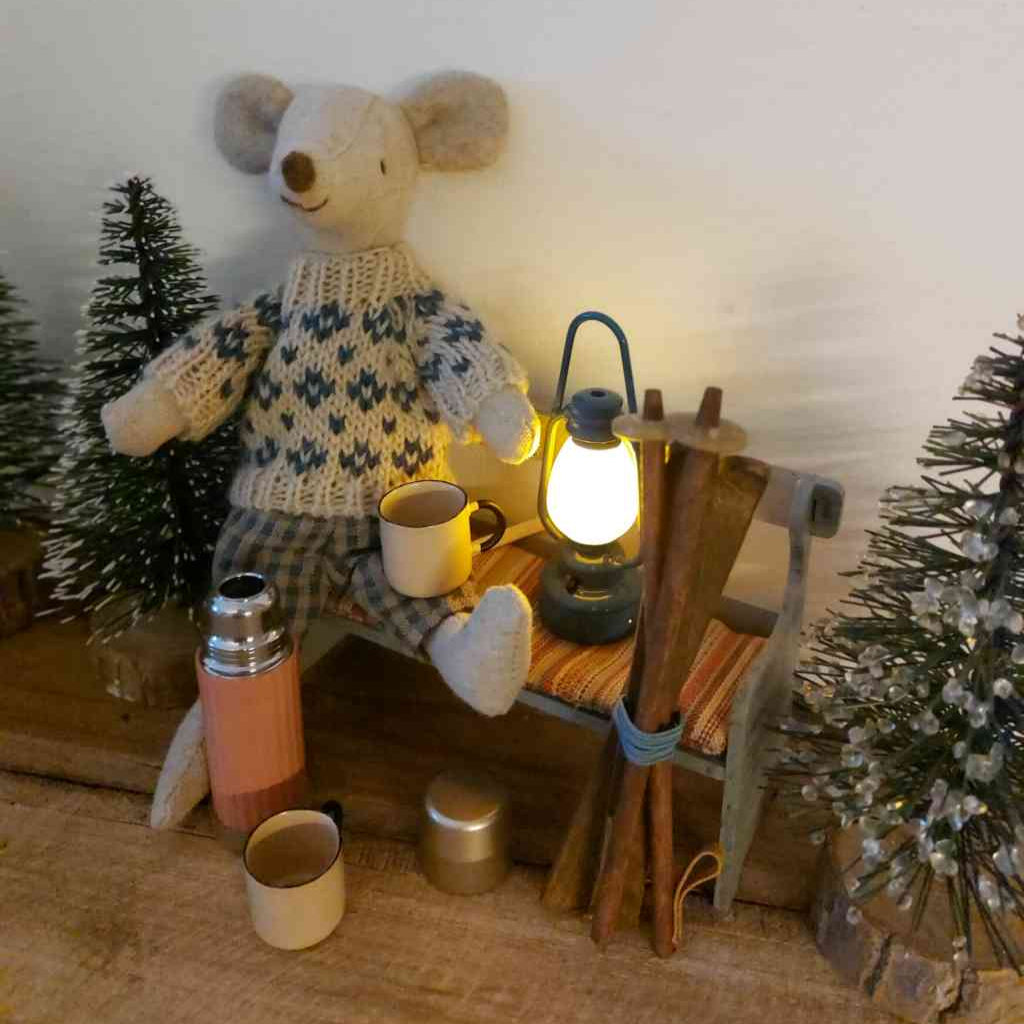 Maileg Skifahrer Maus mit Thermoskanne und Becher sowie Laterne auf Holzbank, alles erhältlich bei www.luiseundfritz.de
