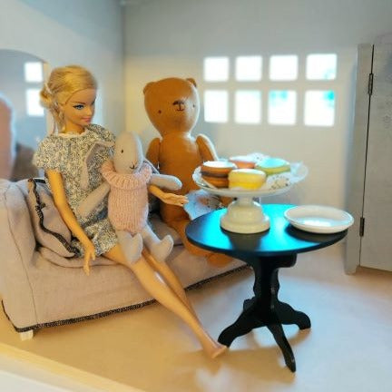 maileg macarons auf tortenplatte im puppenhaus mit teddy, bunny und barbie, erhältlich bei luiseundfritz.de
