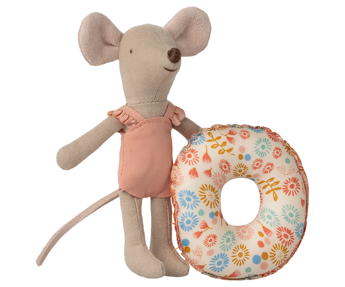 Maileg STRANDMAUS kleine Schwester Maus mit geblümtem Schwimmring und rosa Badeanzug