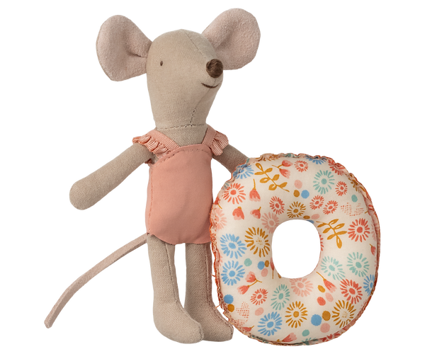 Maileg STRANDMAUS kleine Schwester Maus mit geblümtem Schwimmring und rosa Badeanzug
