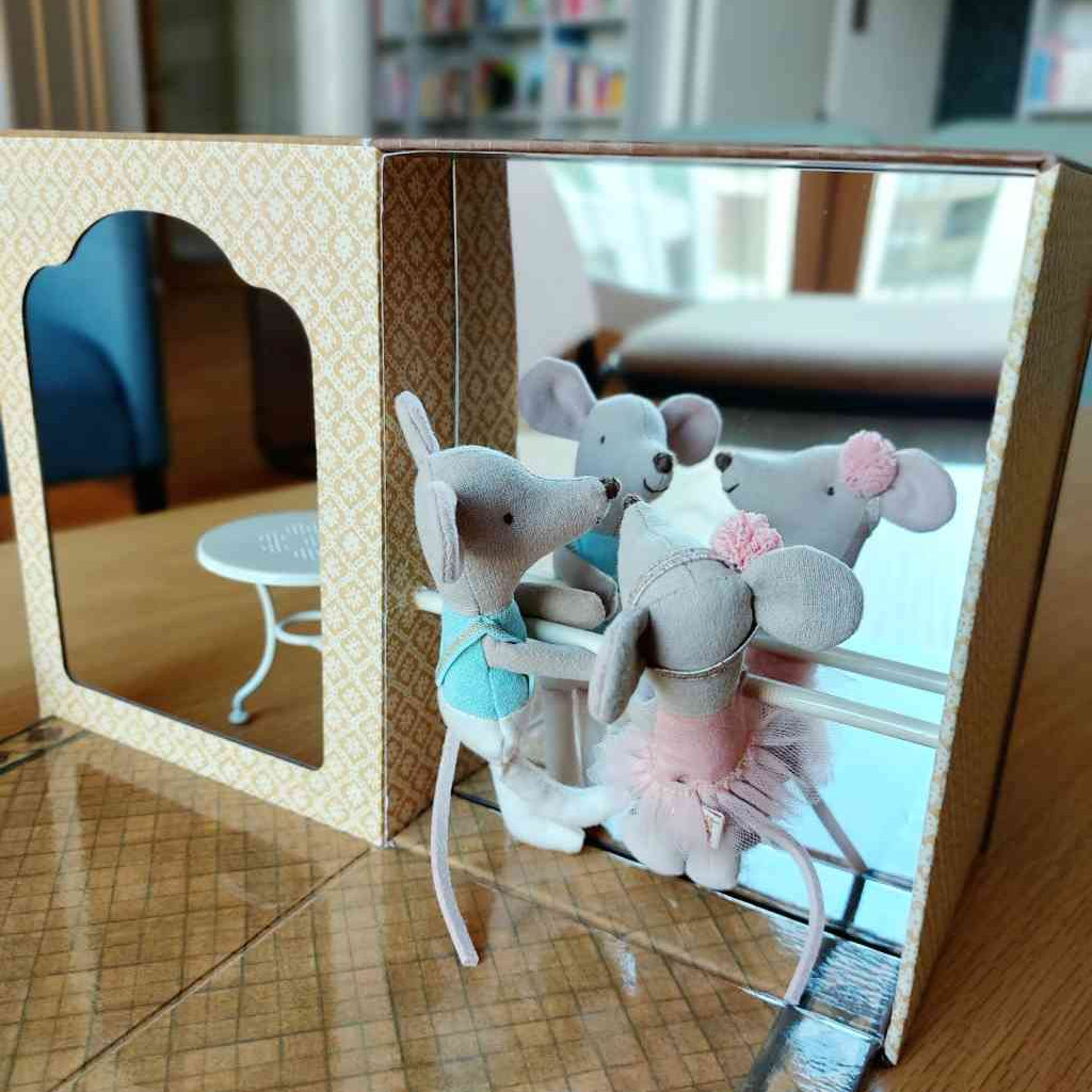 Maileg TANZSTUDIO-MAUSHAUS mit 2 Tanzmäusen in Wendebox mit Stockbetten, erhältlich bei www.luiseundfritz.de