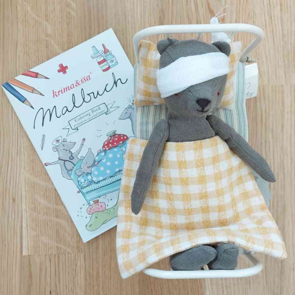 Malbuch GUTE BESSERUNG Ausmalheft 12 Seiten Malspaß Din A5  mit maileg teddy im krankenbett. erhältlich bei www.luiseundfritz.de