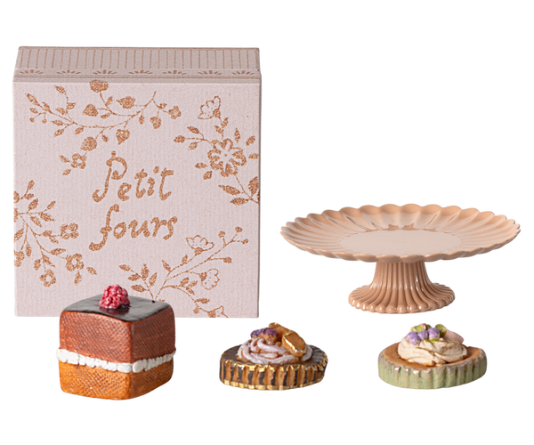 Maileg Tortenplatte PETIT FOURS Kuchenständer und 3 Kuchen Puppenzubehör Gr. mini, erhältlich bei www.luiseundfritz.de