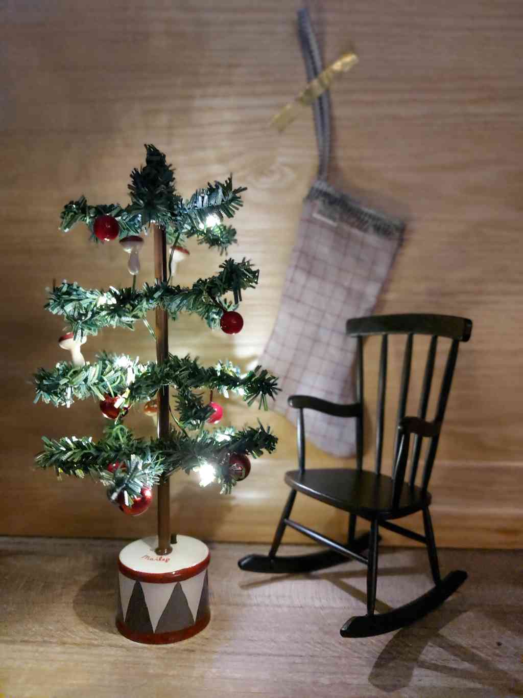maileg weihnachtsbaum, schaukelstuhl und weihnachtsstrumpf bei luiseundfritz.de