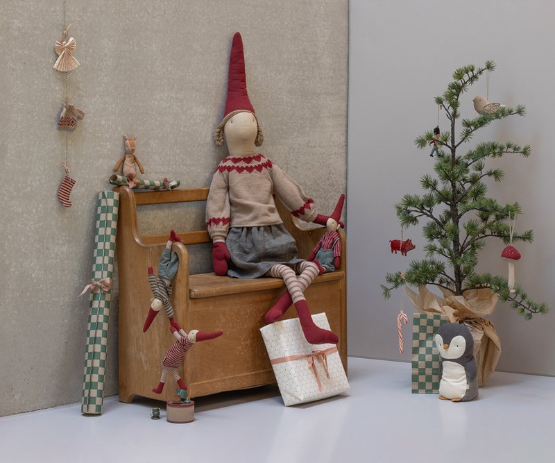 Maileg Adventsstimmung mit großem Wichtelmädchen, kleineren Kletterwichteln in Gr. 1, Pinguin und Reh, sowie einem Tannenbaum mit verschiedenen Ornamenten, wie z.B. Pilz, Schwein, Vogel und mehr. Alles erhältlich bei www.luiseundfritz.de