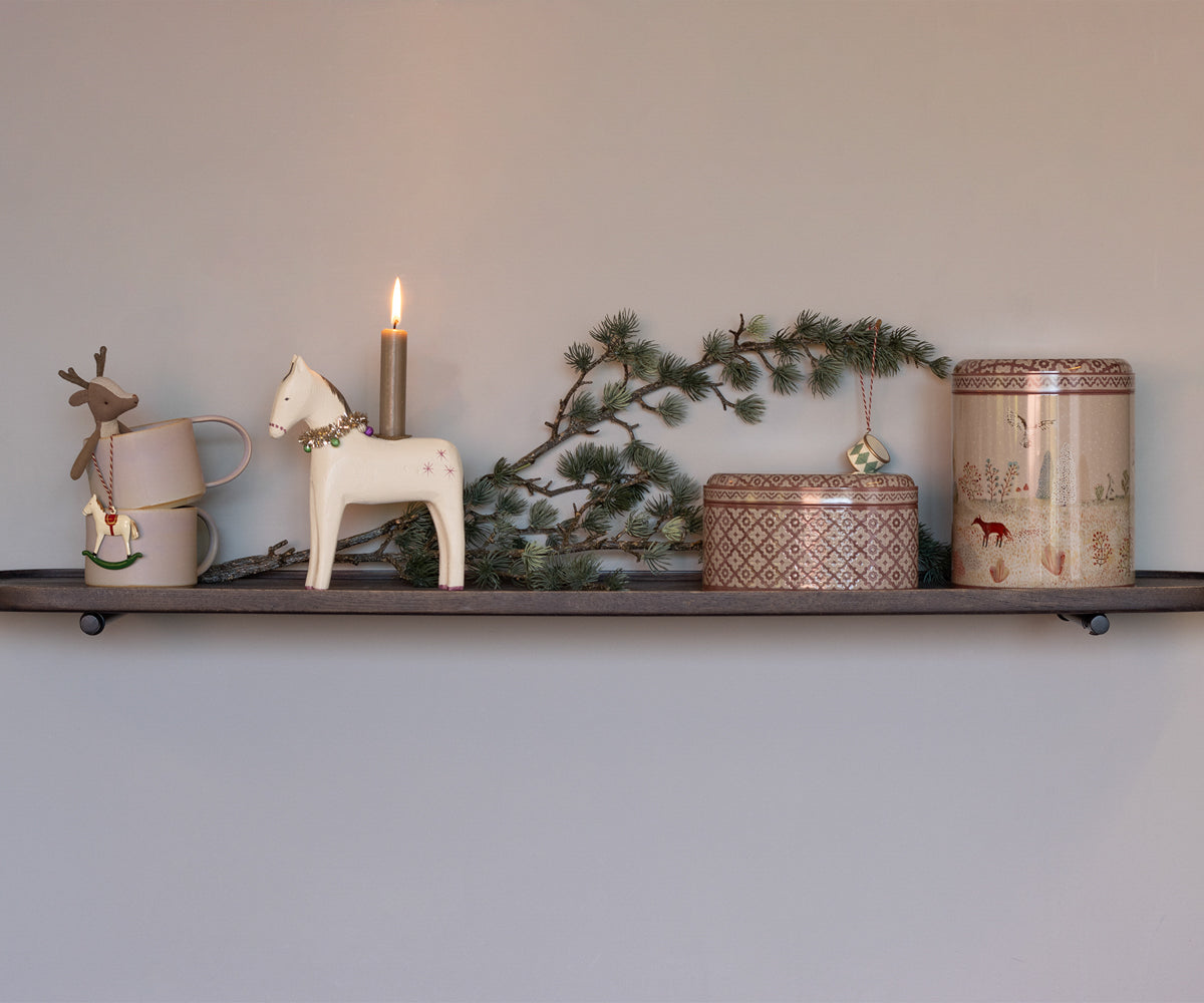 Stimmungsfoto mit Maileg kerzenhalter Pferd, Rentier in der Tasse, Schaukelpferd-Anhänger und Maileg Keksdosen-Set WINTER WONDERLAND 20x16 / 19x12 cm Vorratsdosen erhältlich bei www.luiseundfritz.de