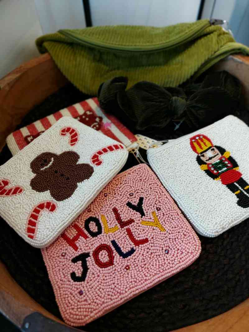 Gürteltasche grün Cord und verschiedene Perlentaschen mit Weihnachtsmotiven, wie z.B. Holly Jolly, Nussknacker, Lebkuchenmännchen, etc. alles erhältlich bei www.luiseundfritz.de