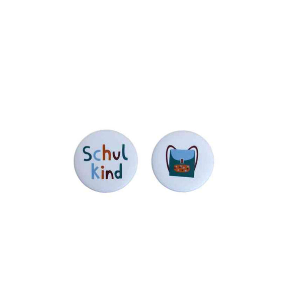 Schulkind Buttons 2er Set 1x als Schriftzug 1x als Schulranzen-Motiv, erhältlich bei www.luiseundfritz.de