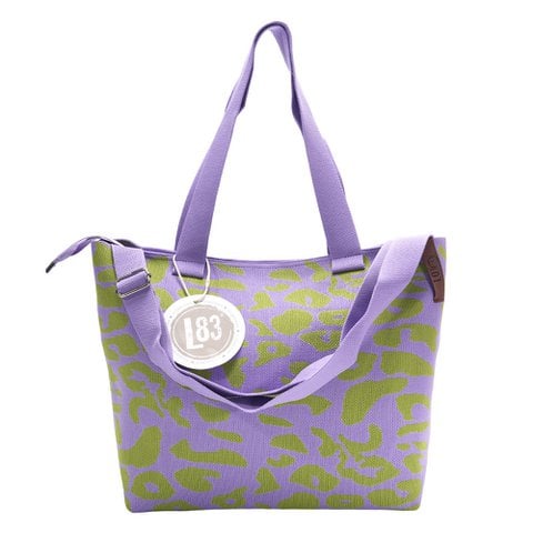 Shopper Mara-Wow, was für ein Eyecatcher! Dieser Shopper ist ein absolutes Fashion-Statement mit trendiger Farbkombination aus sanftem Lila und kräftigem Lemongreen.
Sie ist einfach perfekt und kann sowohl über der Schulter, in der Hand, als auch crossbody getragen werden.
Sie besteht aus strapazierfähigem, gewebtem Material, ist äußerst geräumig und wird mit einem praktischen Reißverschluss geschlossen. Erhältlich bei www.luiseundfritz.de